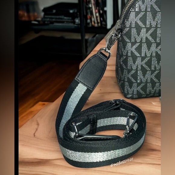 RARE Michael Kors Cindy Large Dome Crossbody + Wallet in Black/SILVER - Picture 6 of 10